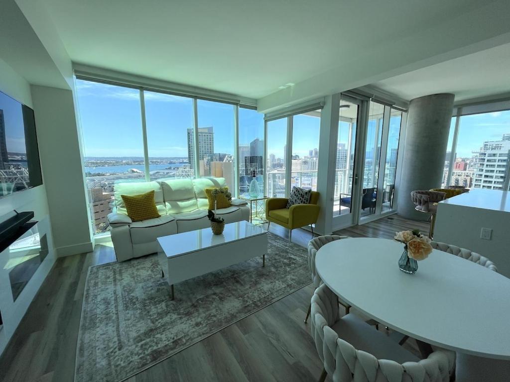 Newly Furnished Penthouse With The Breathtaking Views Of Apartment *