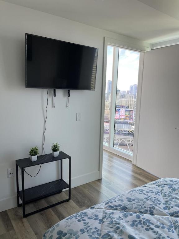 Newly Furnished Penthouse With The Breathtaking Views Of Apartment *