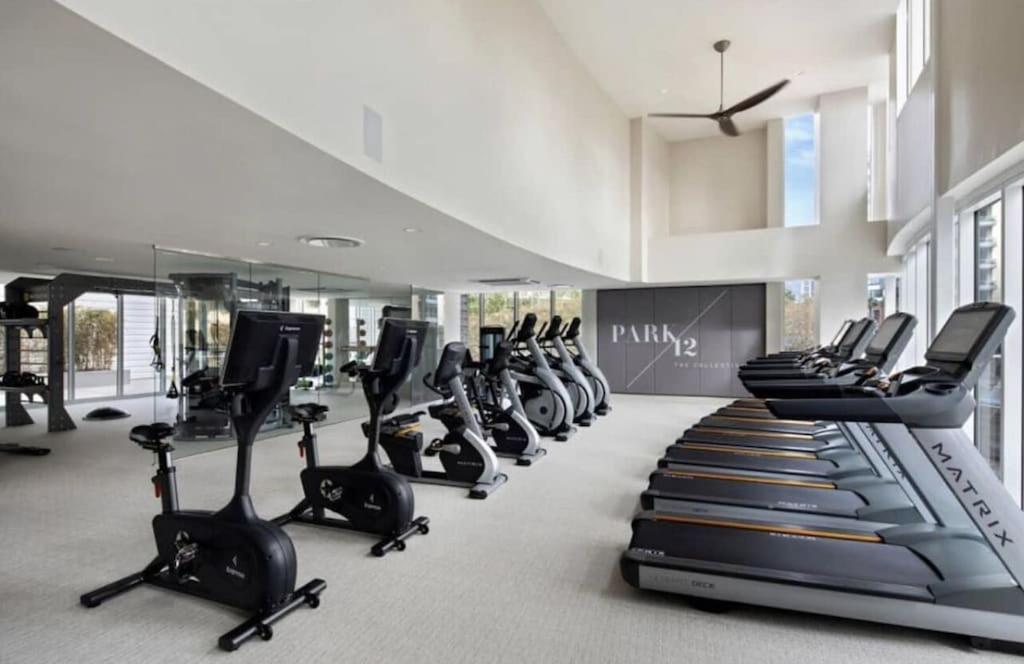 Newly Furnished Penthouse With The Breathtaking Views Of *