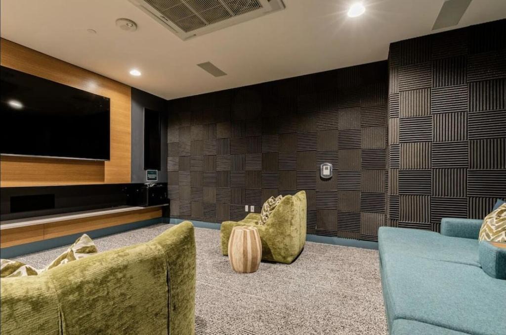 Newly Furnished Penthouse With The Breathtaking Views Of Apartment *
