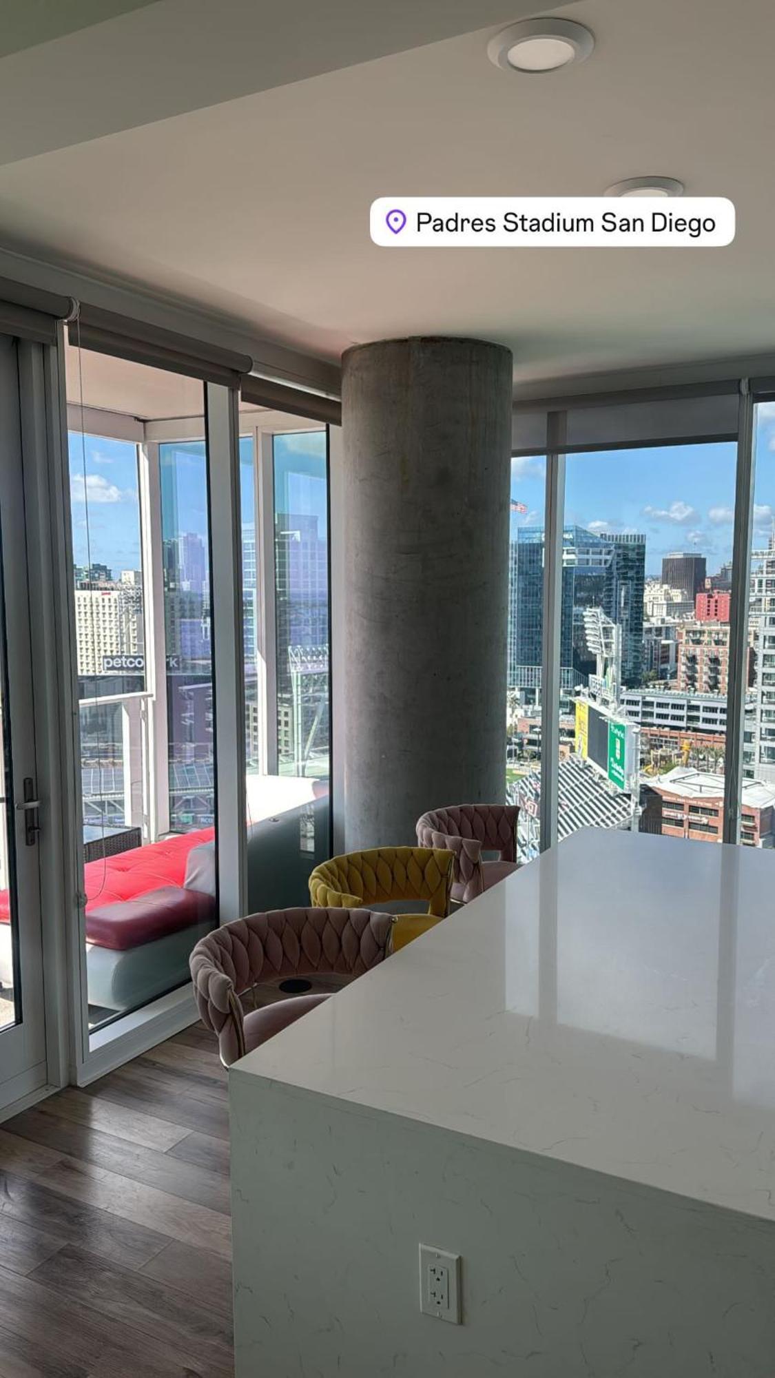Newly Furnished Penthouse With The Breathtaking Views Of *