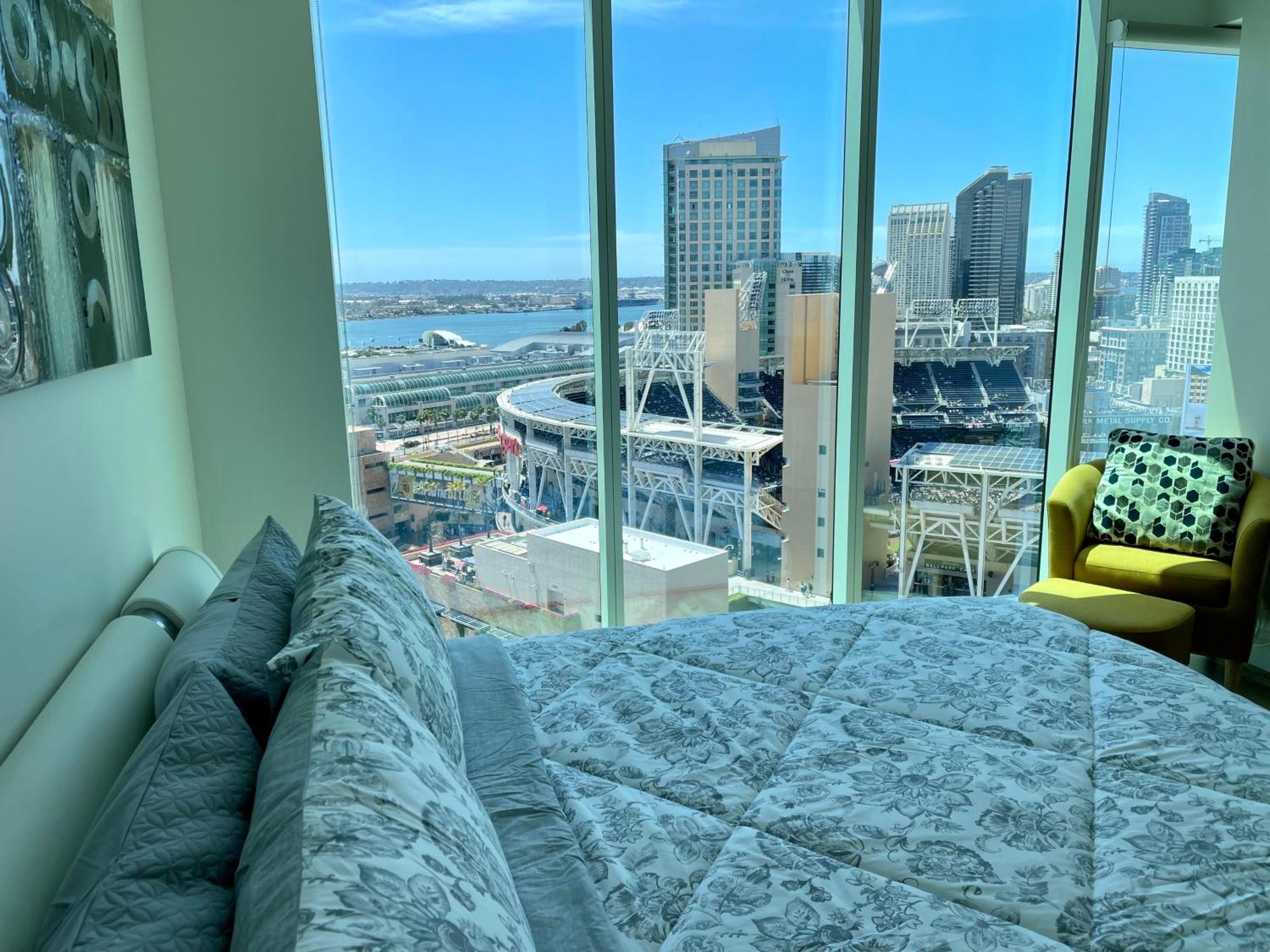 Newly Furnished Penthouse With The Breathtaking Views Of Apartment *